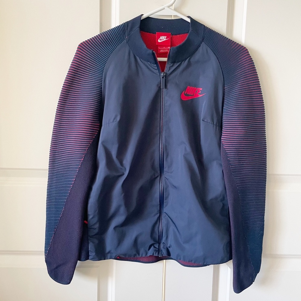 Nike Tech Dynamic Reveal Navy and Red Jacket Size Small